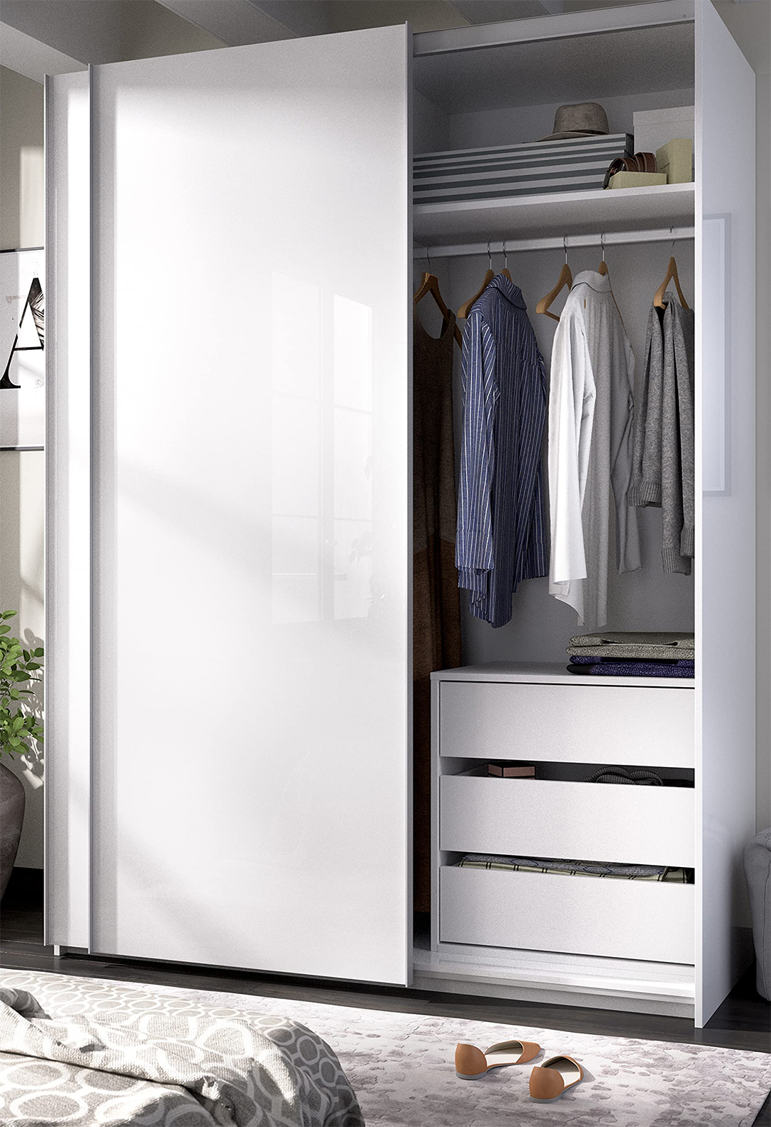 Armario ropero blanco con puertas correderas.